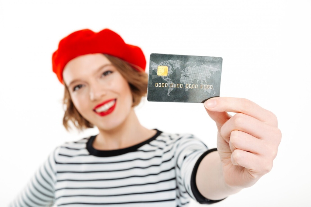 smiling-ginger-woman-showing-credit-card-camera-grey-focus-card_171337-1241.jpg красная помада