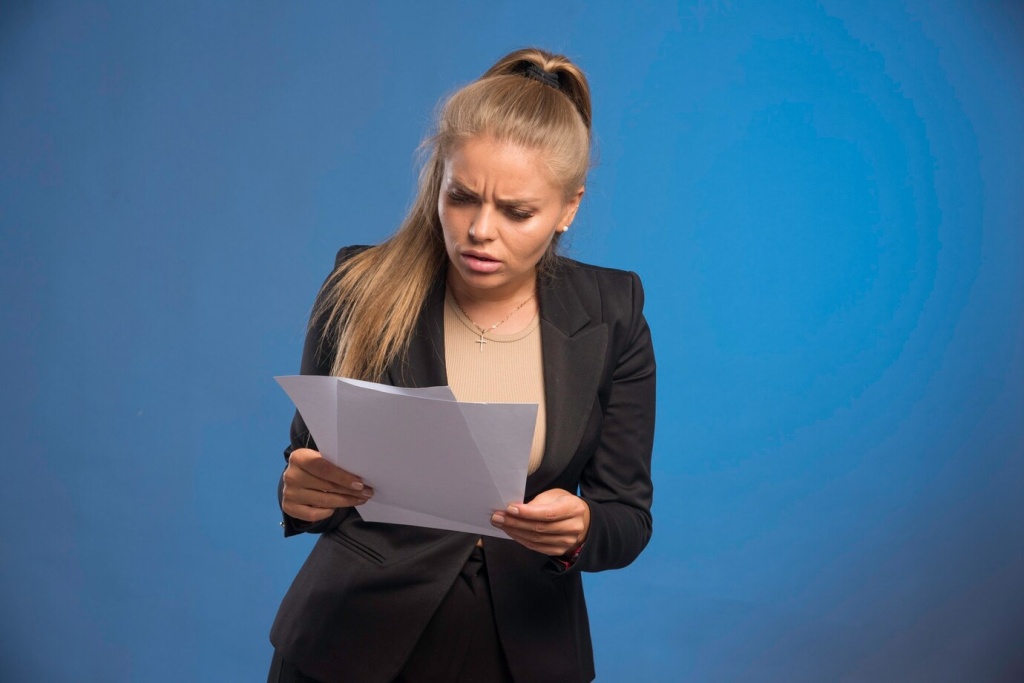 female-employee-checking-paper-documents_114579-15082.jpg синий фон