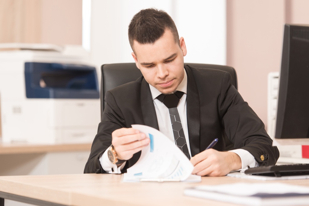 young-businessman-writing-letter-notes-correspondence-signing-document-agreement.jpg галстук