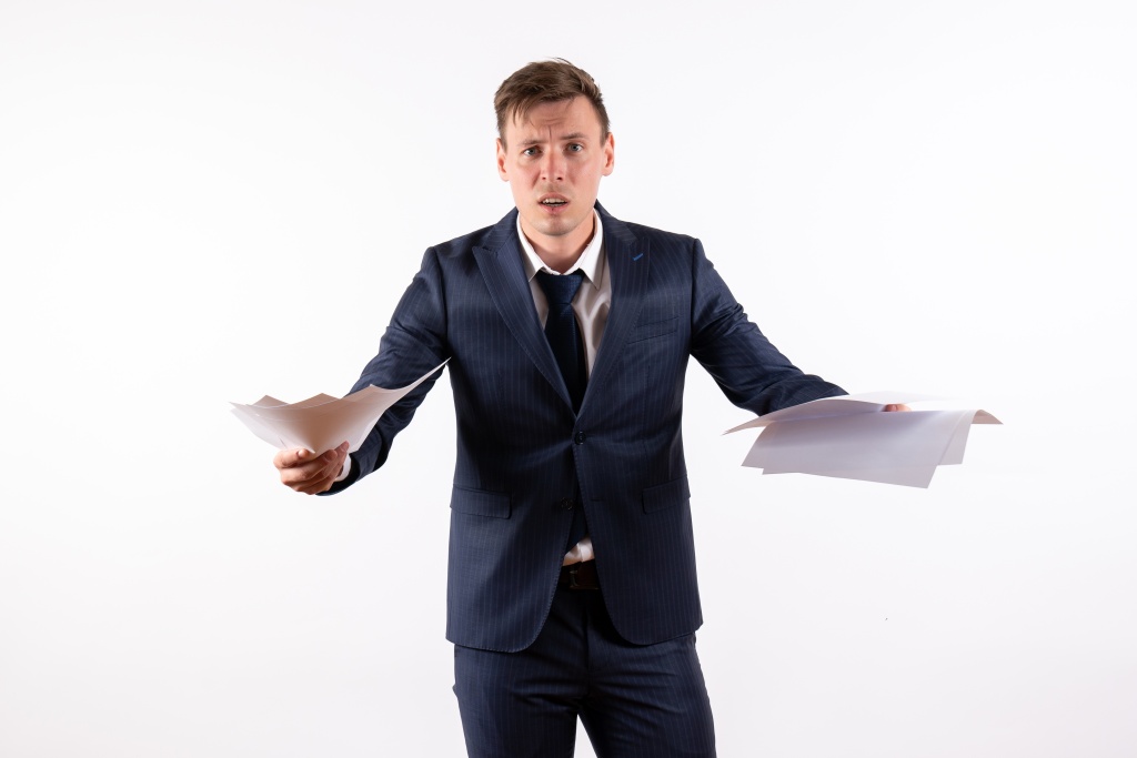 front-view-young-man-elegant-classic-suit-reading-documents-white-background.jpg бумаги