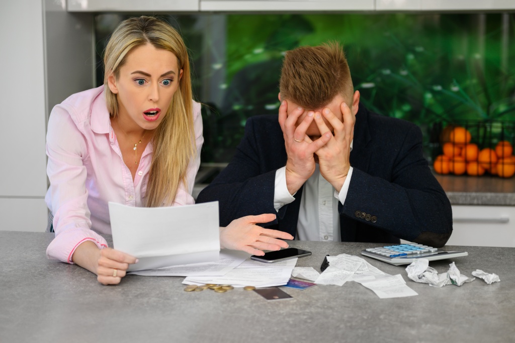 couple-reading-terrible-news-regarding-their-finances.jpg шок